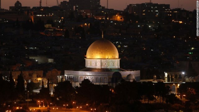 ユダヤ教では「神殿の丘」と呼ばれ、イスラム教では「ハラム・アッシャリーフ」などと呼ばれる聖地