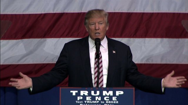 最後の討論会の翌日、オハイオ州の集会で演説したトランプ氏