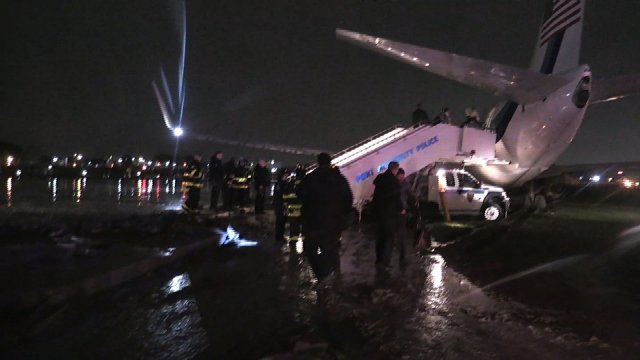 共和党のマイク・ペンス副大統領候補の搭乗機が、着陸時に滑走路を外れる事故に遭った