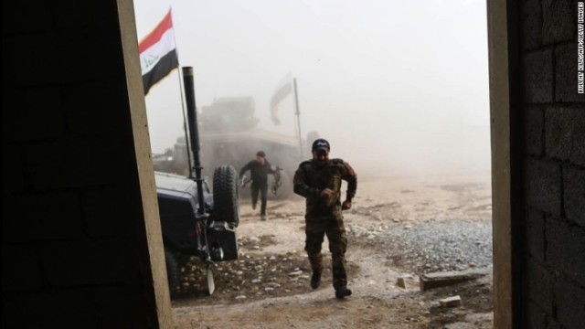 砲撃を受けて建物内へと避難するイラク軍の兵士
