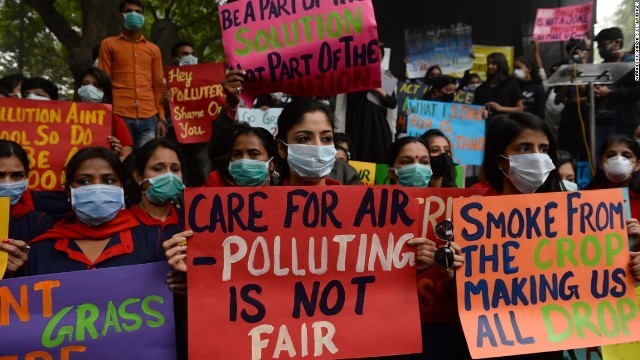 インドの首都ニューデリーで大気汚染の深刻化に抗議する人々