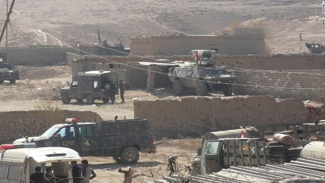 モスル南郊のハマムアリルに展開するイラク連邦警察