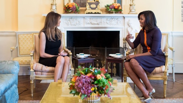 ホワイトハウスの一室で歓談するミシェル夫人（右）とメラニア夫人＝ホワイトハウス