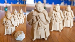 博多人形作りには長い伝統がある。その工程は、土ねりや型取り、焼成、彩色など複数の段階に分かれている