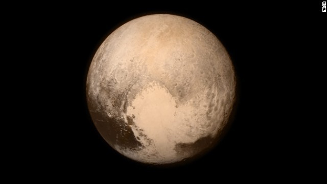 冥王星の地表面にハート形に広がる「スプートニク平原」＝NASA