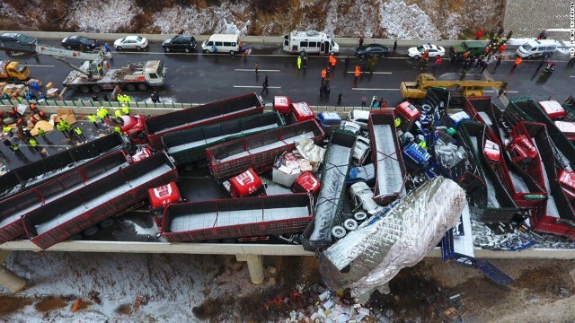 中国の高速道路で車両５６台を巻き込む玉突き事故が発生。１７人が死亡した