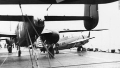 ３．日本に向かうホーネット上のＢ２５（左）と米海軍の戦闘機「ワイルドキャット」（右）