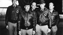 ２．先陣を切った爆撃機の乗組員たち。作戦を率いたジミー・ドゥーリトル中佐（左から２人目）や現在も存命のリチャード・コール中尉（右から２人目）らの姿が見える