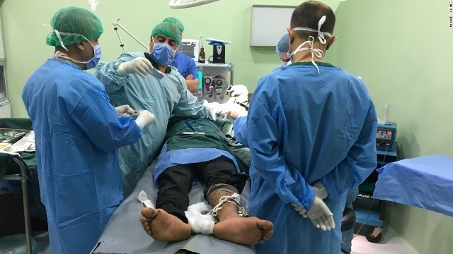 モスル近郊の病院で負傷者の手当てをする医師ら