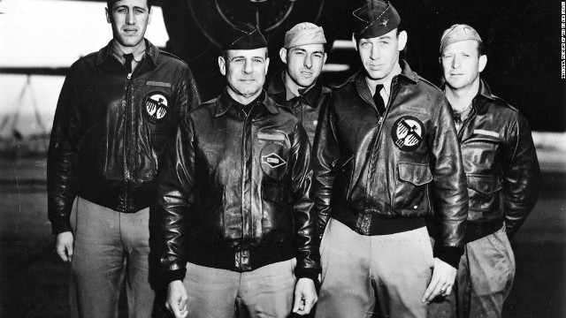 第２次大戦中、初の日本本土爆撃作戦に参加したコール中尉（右から２人目）ら
