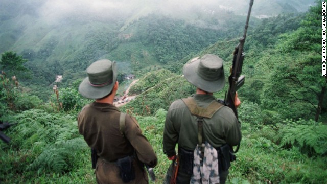 銃を手に密林地帯を監視するコロンビア革命軍（ＦＡＲＣ）の兵士