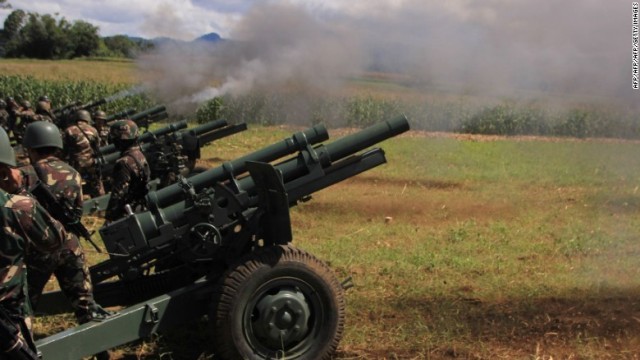 ミンダナオ島のイスラム武装組織の拠点へ砲撃を行うフィリピン軍