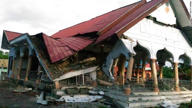 地震により被害を受けた建物＝７日