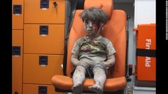 ８月１７日：シリア・アレッポで行われた空爆の後、救急車に乗るオムラン・ダクニシュ君