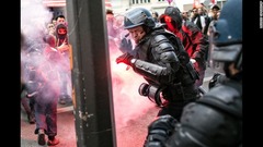 ４月２８日：仏リヨンでデモ隊に対応する警官。労働法改正をめぐり抗議が行われた