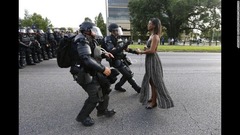 ７月９日：米ルイジアナ州バトンルージュで警察に抗議する女性
