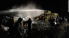 １１月２０日：米ノースダコタ州でパイプライン建設計画に抗議する人々に対し、警察が放水銃を使用した