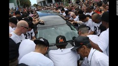 ９月２８日：ボート事故で死亡した米大リーグ、マイアミ・マーリンズのホセ・ヘルナンデス投手の遺体を運ぶ霊きゅう車。野球ファンらが取り囲んだ