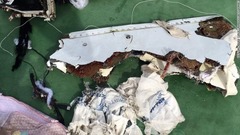 ５月２１日：エジプト・アレクサンドリアの北方で見つかったエジプト航空機の残骸