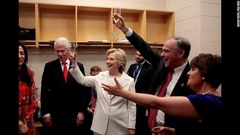 ７月２７日：米民主党全国大会の控室でグラスを掲げるヒラリー・クリントン氏