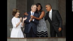 ９月２４日：ジョージ・Ｗ・ブッシュ前米大統領をハグするミシェル・オバマ大統領夫人