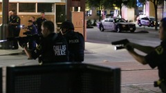 ７月７日：警官狙撃事件が起きた米テキサス州ダラスの発砲現場で対応する警官