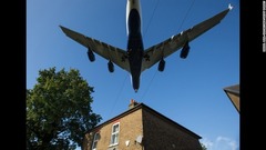 １０月１７日：英ロンドンのヒースロー空港での着陸に向けて準備する旅客機