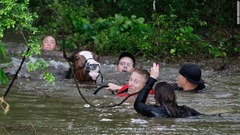 ４月１８日：米ヒューストンを襲った豪雨の後、馬を助けようとする人々
