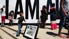 ６月８日：米ケンタッキー州に掲げられた「Ｉ　ＡＭ　Ａｌｉ」のポスター。伝説的なボクサー、モハメド・アリさんの追悼式が開かれた