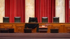 ２月１６日：米ワシントンの連邦最高裁。死亡したスカリア判事の席が黒い布に覆われた