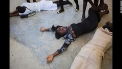 １０月８日：大型ハリケーン「マシュー」に襲われたハイチで、死亡した男性のひつぎが運ばれていくなか泣き叫ぶ女性