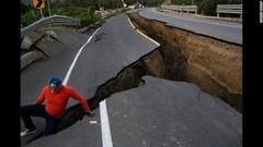 ４月１９日：エクアドル・チャクラスで、Ｍ７．８の地震により崩落した道路を調べる男性