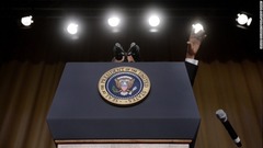 ４月３０日：毎年恒例の米ホワイトハウスでの記者晩さん会でスピーチした後、マイクを落とすオバマ大統領