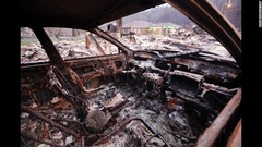 １１月３０日：米テネシー州を襲った山火事で焼け焦げた車両