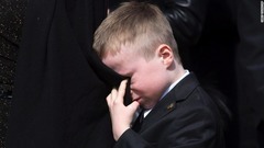 ３月３０日：がんで死去したロブ・フォード元トロント市長（４６）のひつぎが霊きゅう車に乗せられるのを見て泣く息子