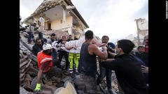 ８月２４日：イタリア・アマトリーチェを襲った地震の後、担架で搬送される女性