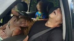 ９月７日：米オハイオ州の車内で薬物過剰摂取により気絶する男女。後ろの席には子どもが座っている。地元当局がヘロイン中毒の実態を周知するためにフェイスブックに写真を公開した