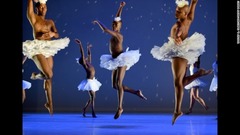 ２月２日：米ニューヨーク市の劇場で「白鳥の湖」を練習するダンサーたち