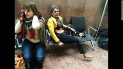 ３月２２日：ベルギーのブリュッセル国際空港で起きた爆発テロの後、負傷し座り込む女性２人