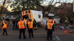 １１月２１日：米テネシー州で横転したスクールバス。事故で子ども６人が死亡した