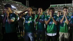１１月３０日：航空機事故で死亡したチームメイトを追悼するブラジルのサッカーチーム、シャペコエンセの選手ら