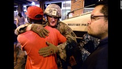 ９月２２日：米ノースカロライナ州シャーロットで州兵を抱きしめる抗議デモの参加者。同市では警官による射殺事件を受けて暴力的な抗議行動が起こった