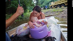 ８月１４日：米ルイジアナ州で起きた洪水で州兵の救出を待つ母親と赤ちゃん