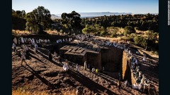 エチオピア北部ラリベラの聖ゲオルギウス教会を取り囲む巡礼者ら