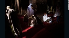 ラリベラに集まる巡礼者の多くは数時間をかけて、教会内で祈ったり眠ったりする