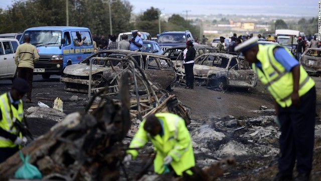 ケニアで可燃物を積んだ大型トラックが車列に突っ込み炎上。３９人が死亡した