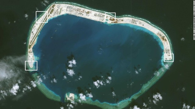 複数の防空システムをとらえたミスチーフ礁の衛星写真
