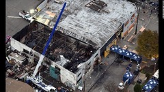 １２月５日：火災で焼け落ちたカリフォルニア州オークランドにある倉庫。２日にダンスパーティーが開かれているさなかに発生した火災では３６人が死亡した