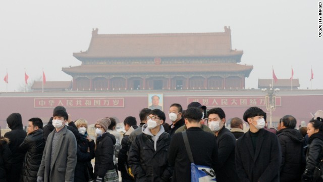 スモッグに覆われた北京では多くの人がマスクを着用