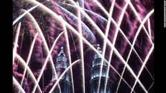 花火にいろどられたペトロナスツインタワー＝マレーシア・クアラルンプール